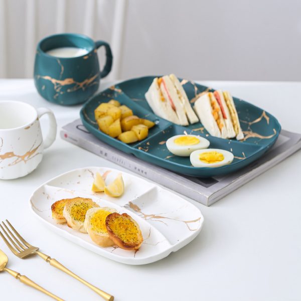 Plato de tres compartimentos y taza
