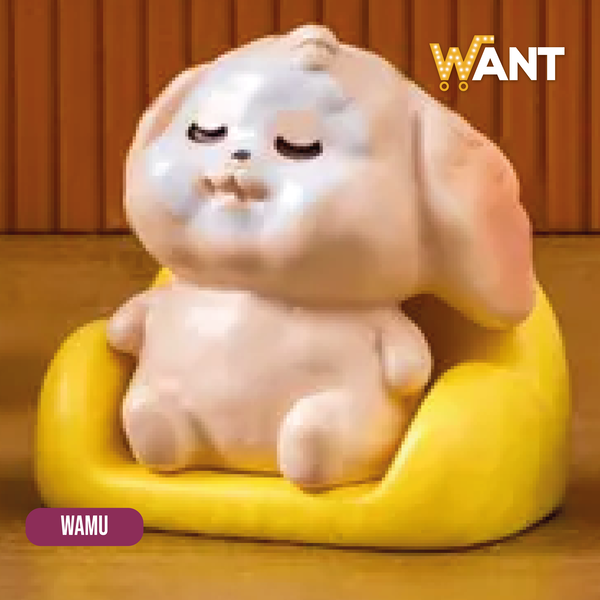 PERRITO EN SILLÓN AMARILLO